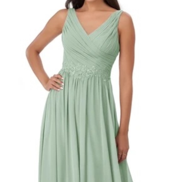 Elegant Mint Green Sleeveless Dress - Picture 1 of 6